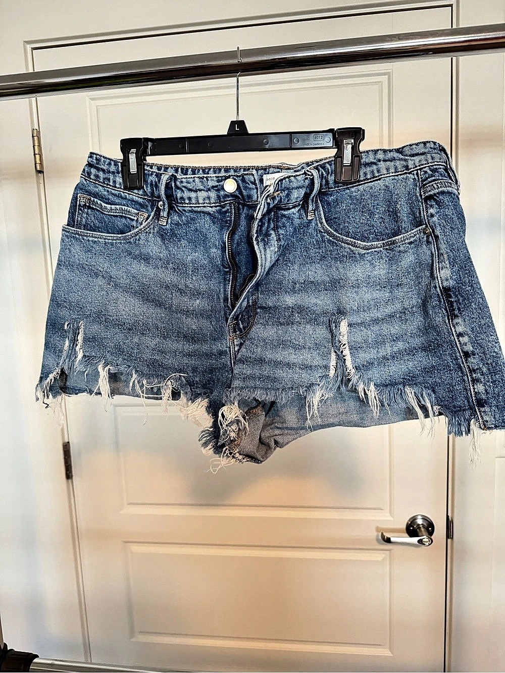 Good American Good 90s Denim Cutoff Shorts Women's Distressed Denim Jean Shorts